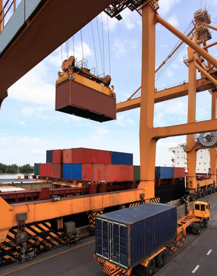 business-logistics-concept-container-cargo (1) (1)